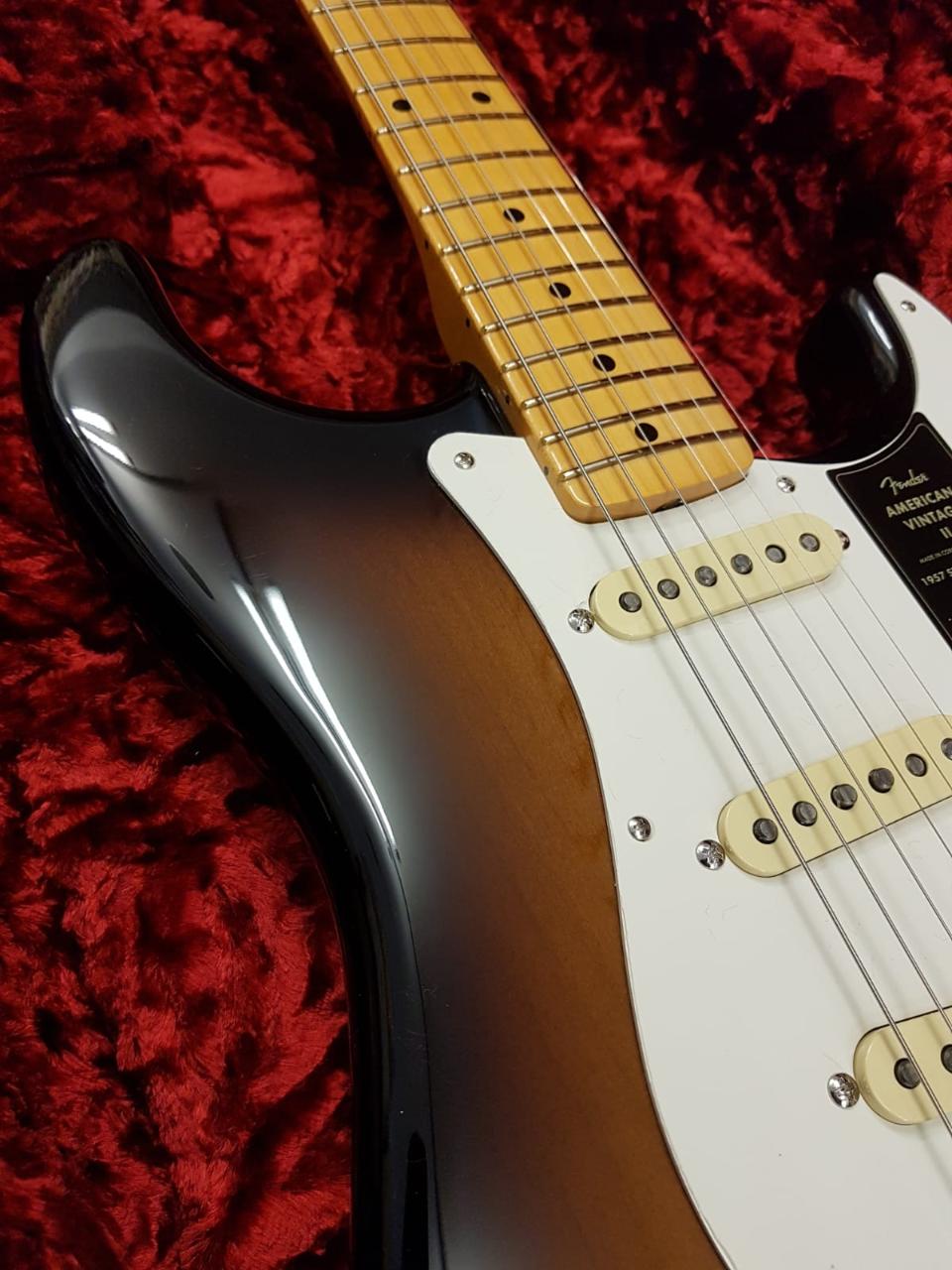 FENDER AMERICAN VINTAGE II 1957 STRATOCASTER MN 2 COLOR SUNBURST
