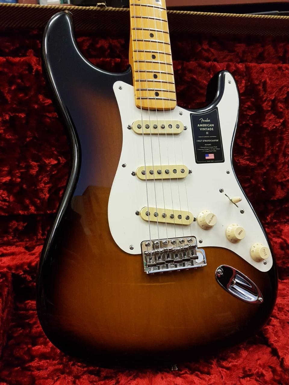 FENDER AMERICAN VINTAGE II 1957 STRATOCASTER MN 2 COLOR SUNBURST