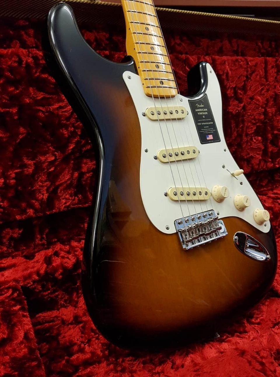 FENDER AMERICAN VINTAGE II 1957 STRATOCASTER MN 2 COLOR SUNBURST