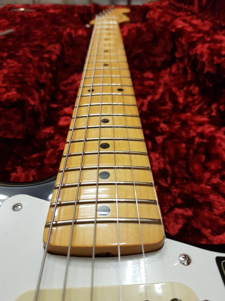 FENDER AMERICAN VINTAGE II 1957 STRATOCASTER MN 2 COLOR SUNBURST