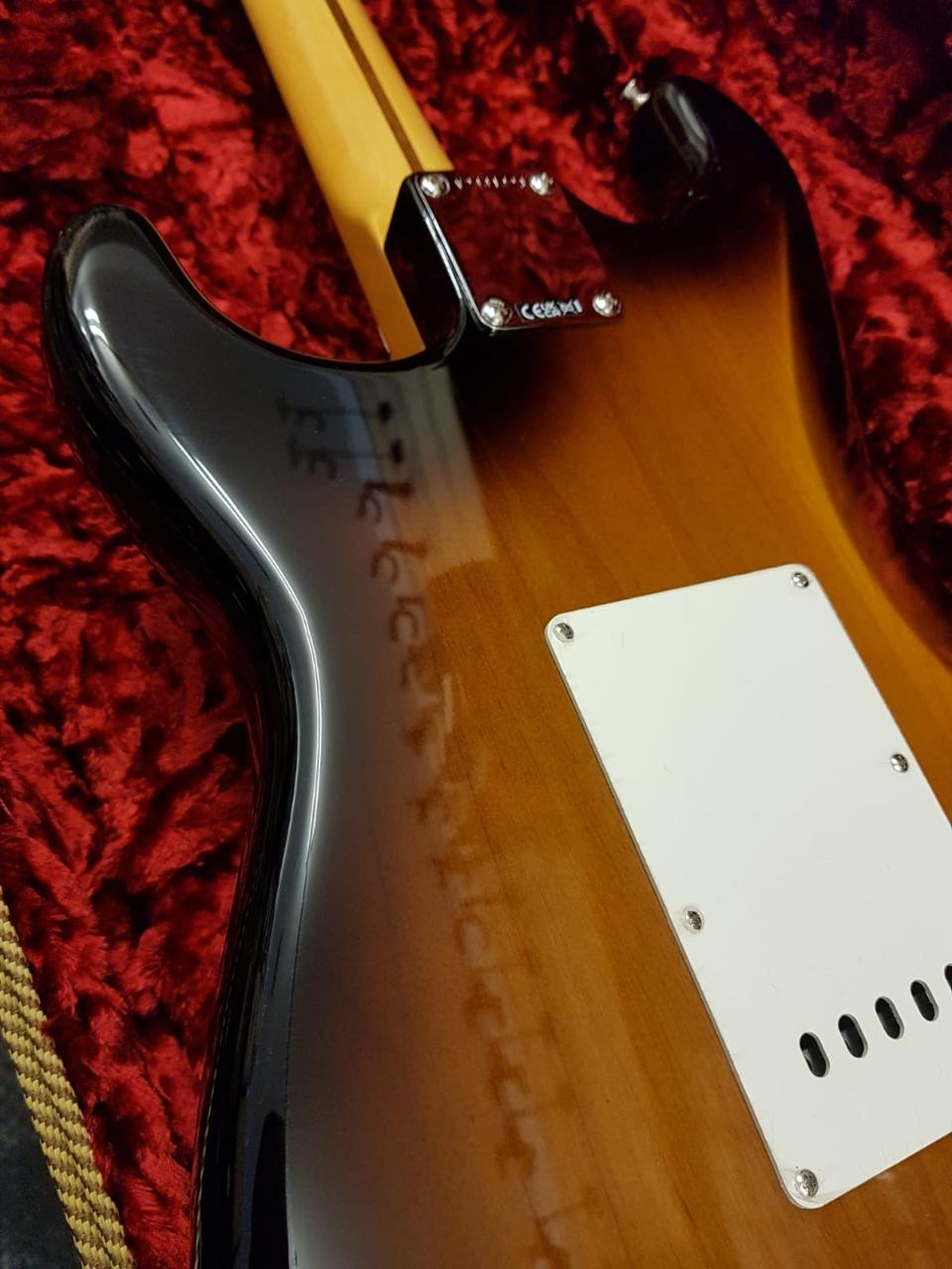 FENDER AMERICAN VINTAGE II 1957 STRATOCASTER MN 2 COLOR SUNBURST