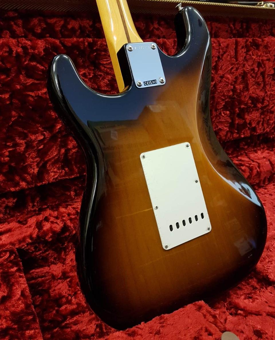 FENDER AMERICAN VINTAGE II 1957 STRATOCASTER MN 2 COLOR SUNBURST