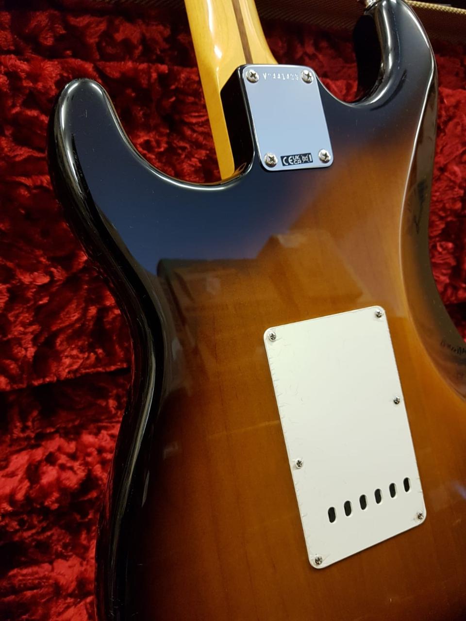 FENDER AMERICAN VINTAGE II 1957 STRATOCASTER MN 2 COLOR SUNBURST