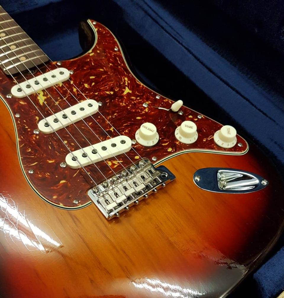 FENDER CUSTOM SHOP LIMITED EDITION ROASTED PINE STRATOCASTER DLX CLOSET CLASSIC CHOCOLATE SUNBURST