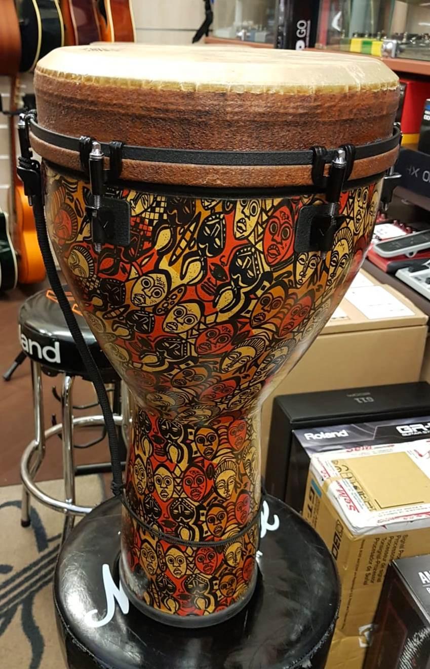 REMO DJ-0012-LM MULTI MASK LEON MOBLEY 12" DJEMBE CON BORSA MEINL