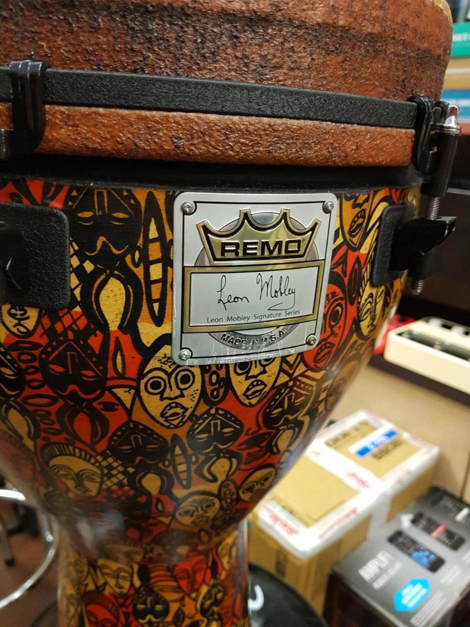 REMO DJ-0012-LM MULTI MASK LEON MOBLEY 12" DJEMBE CON BORSA MEINL