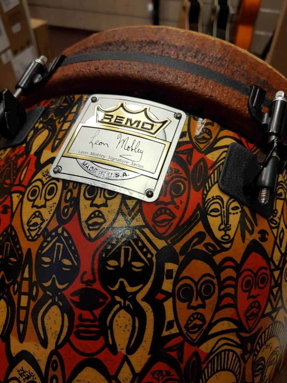 REMO DJ-0012-LM MULTI MASK LEON MOBLEY 12" DJEMBE CON BORSA MEINL