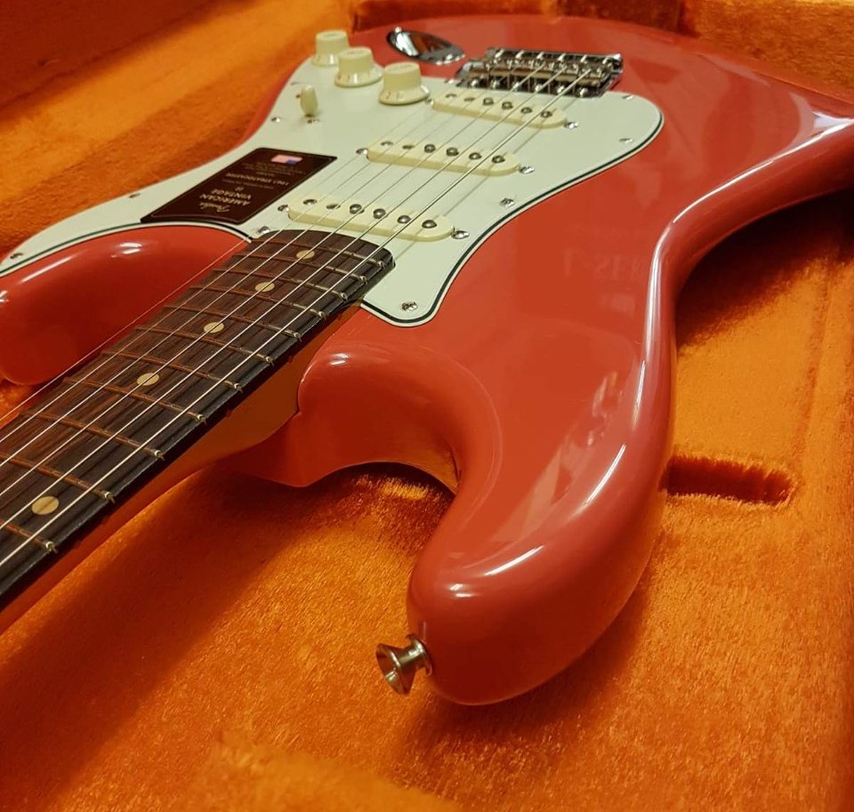 FENDER AMERICAN VINTAGE II 1961 STRATOCASTER FIESTA RED