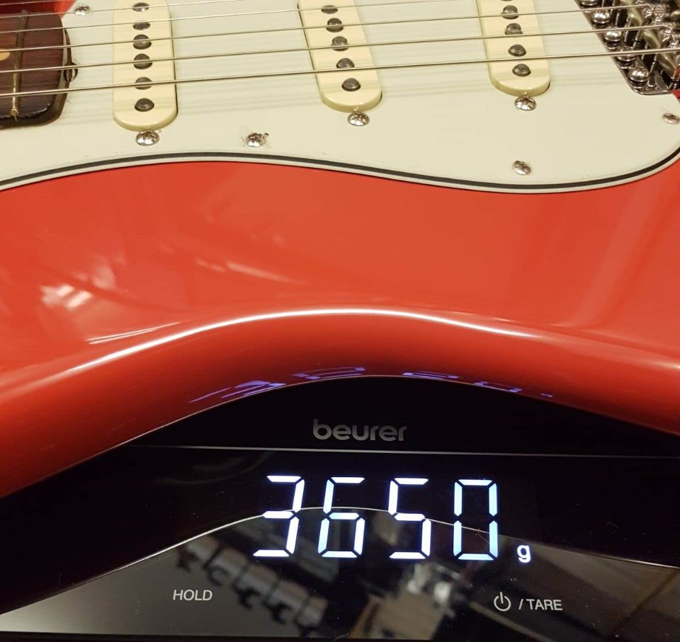 FENDER AMERICAN VINTAGE II 1961 STRATOCASTER FIESTA RED