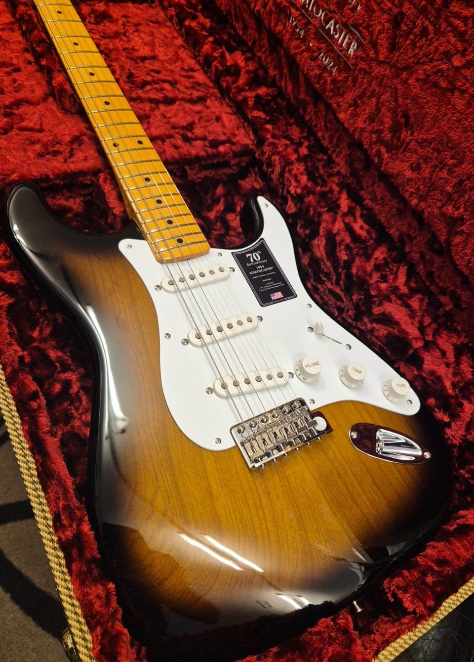 FENDER 70th ANNIVERSARY AMERICAN VINTAGE II 1954 STRATOCASTER MP 2C SUNBURST