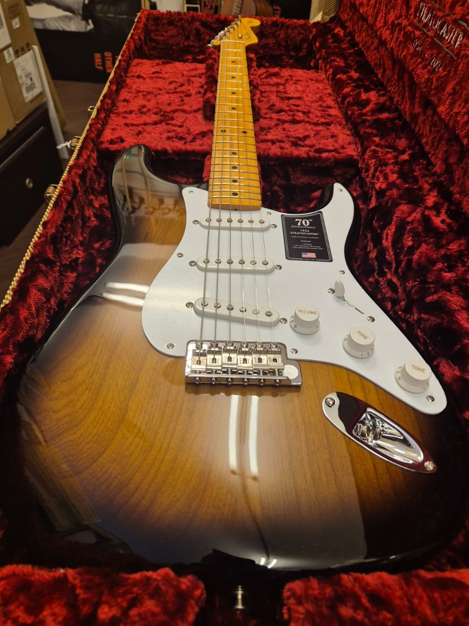 FENDER 70th ANNIVERSARY AMERICAN VINTAGE II 1954 STRATOCASTER MP 2C SUNBURST