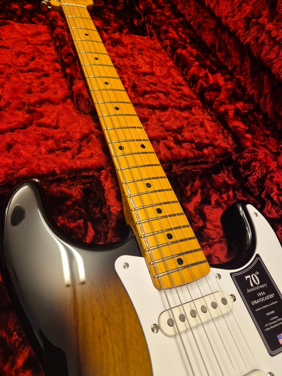 FENDER 70th ANNIVERSARY AMERICAN VINTAGE II 1954 STRATOCASTER MP 2C SUNBURST