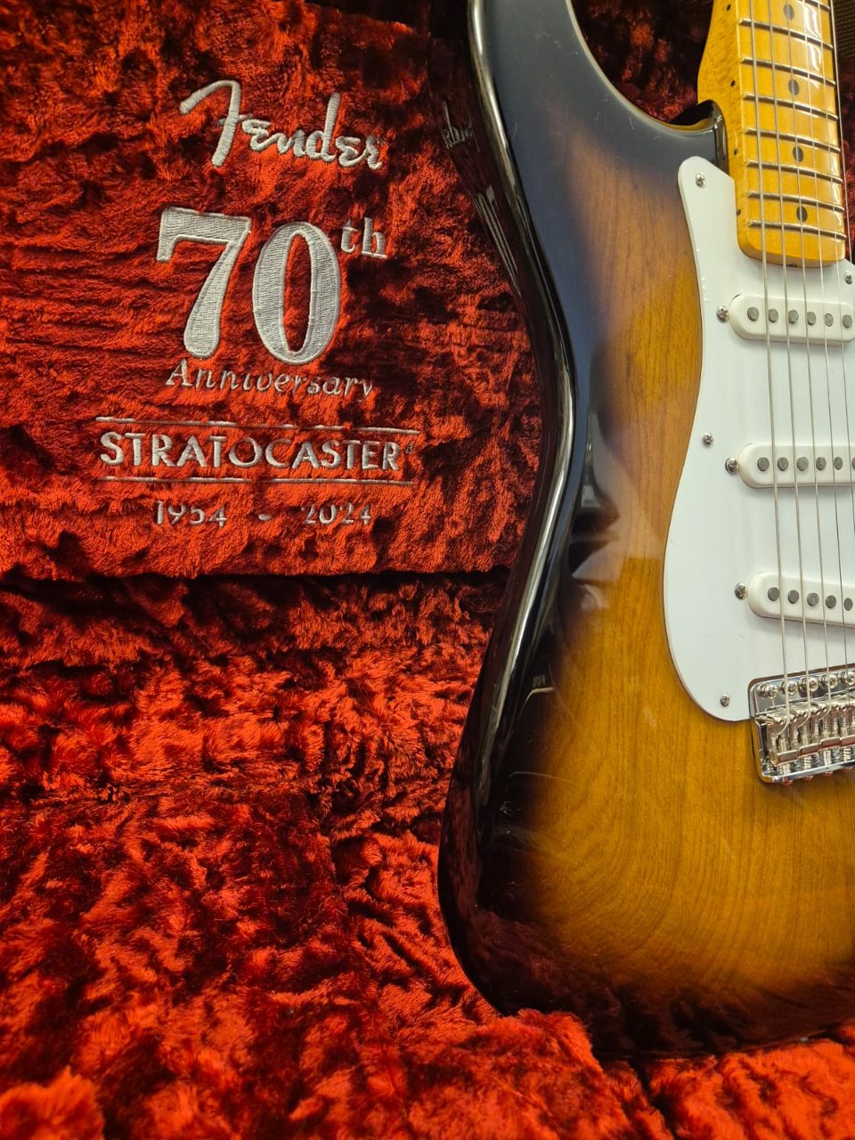 FENDER 70th ANNIVERSARY AMERICAN VINTAGE II 1954 STRATOCASTER MP 2C SUNBURST