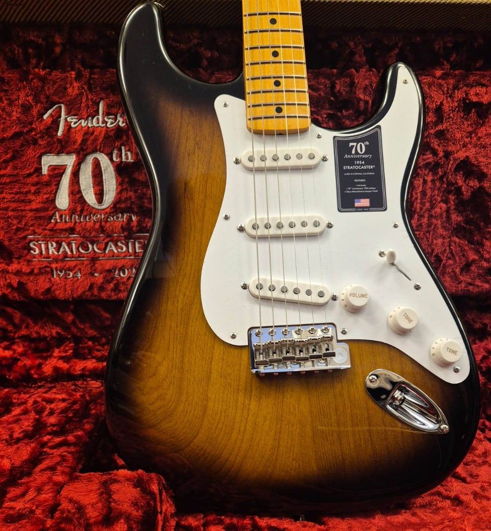 FENDER 70th ANNIVERSARY AMERICAN VINTAGE II 1954 STRATOCASTER MP 2C SUNBURST