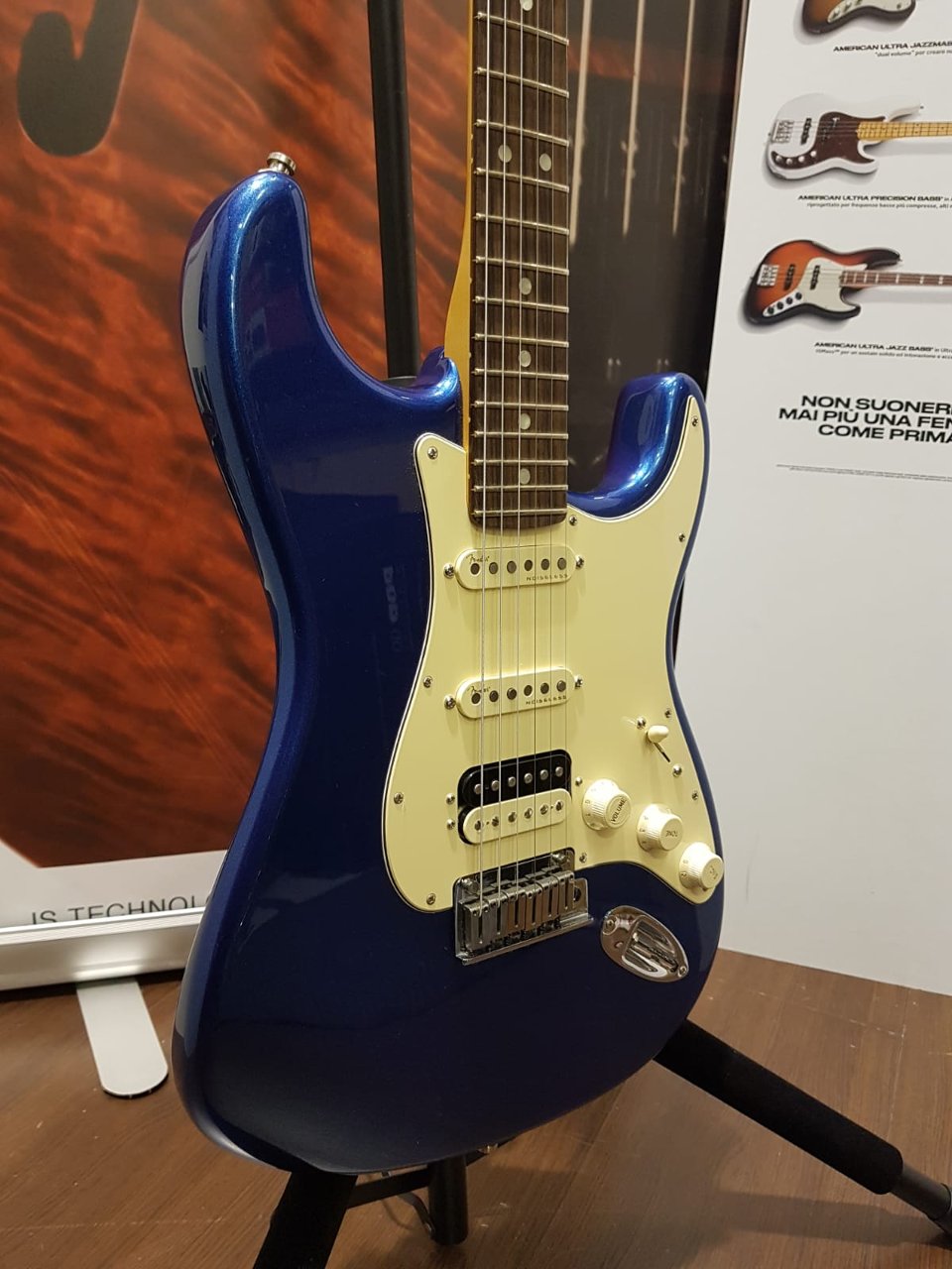 FENDER AMERICAN ULTRA STRATOCASTER HSS COBRA BLUE