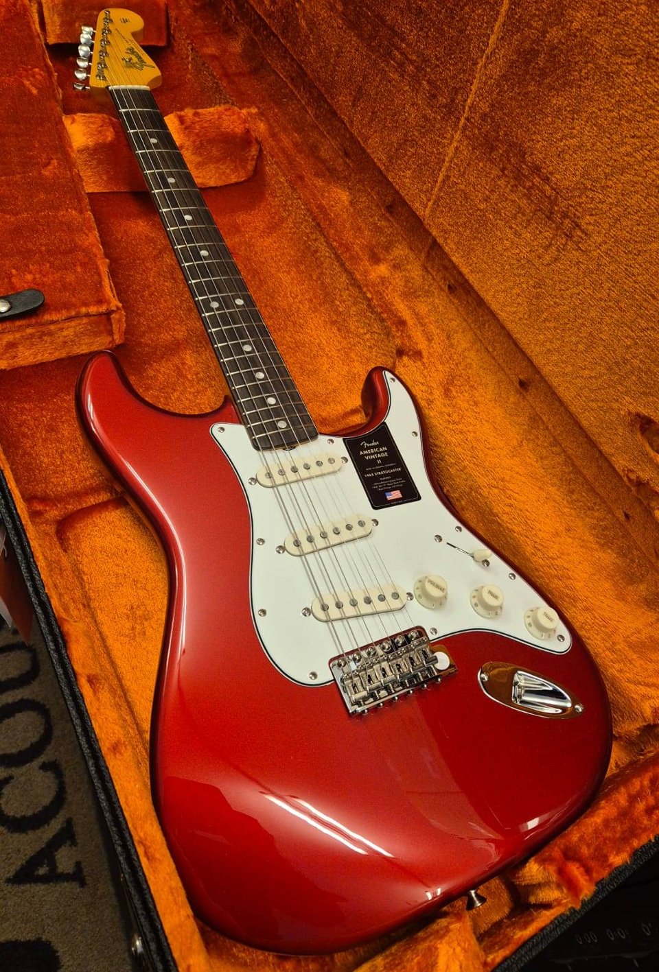 FENDER AMERICAN VINTAGE II 1965 STRATOCASTER ROUND-LAM RW CANDY APPLE RED