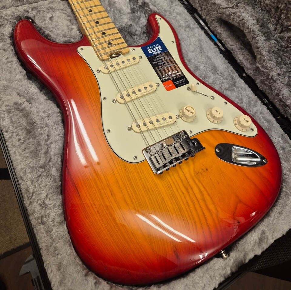 FENDER AMERICAN ELITE STRATOCASTER MN AGED CHERRY BURST