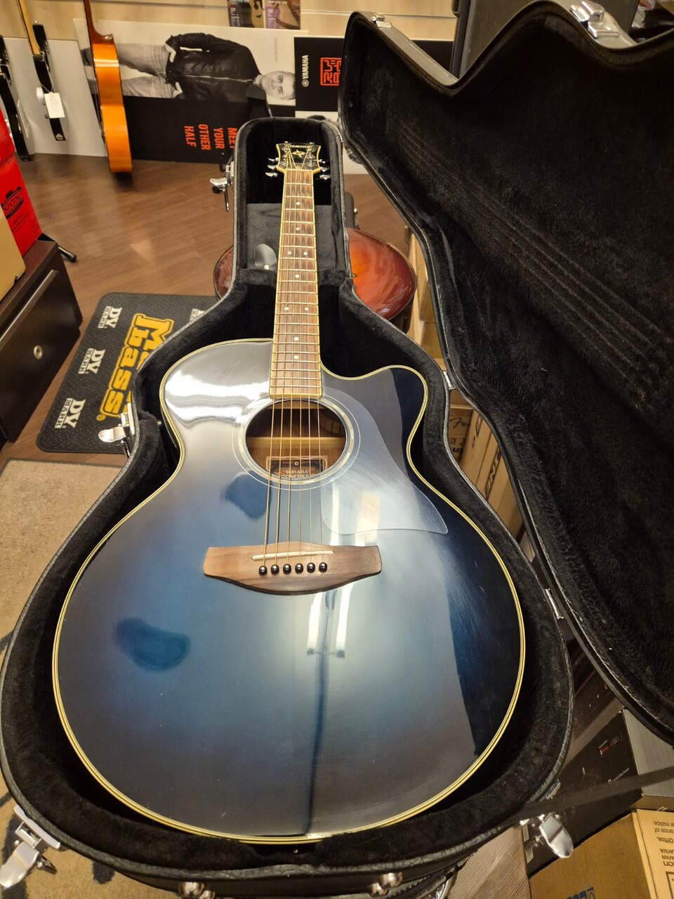 YAMAHA CPX700 CON ASTUCCIO RIGIDO
