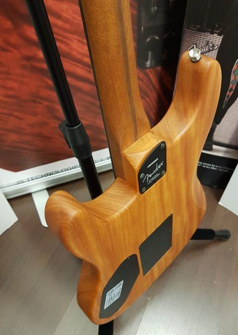 FENDER ACOUSTASONIC STRATOCASTER 3 COLOR SUNBURST