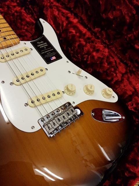 FENDER AMERICAN VINTAGE II 1957 STRATOCASTER MN 2 COLOR SUNBURST