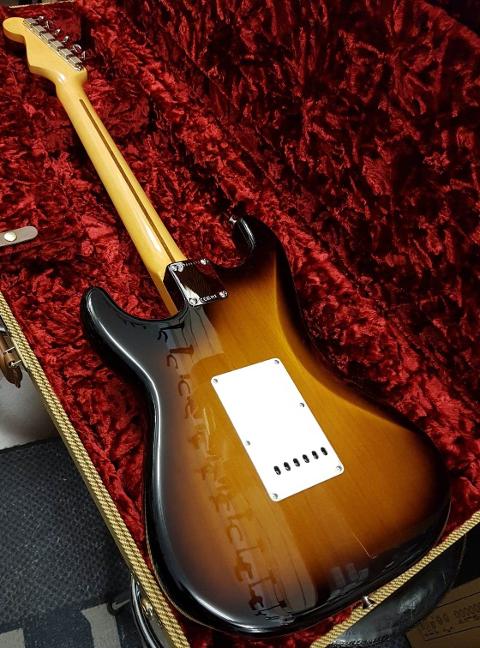 FENDER AMERICAN VINTAGE II 1957 STRATOCASTER MN 2 COLOR SUNBURST