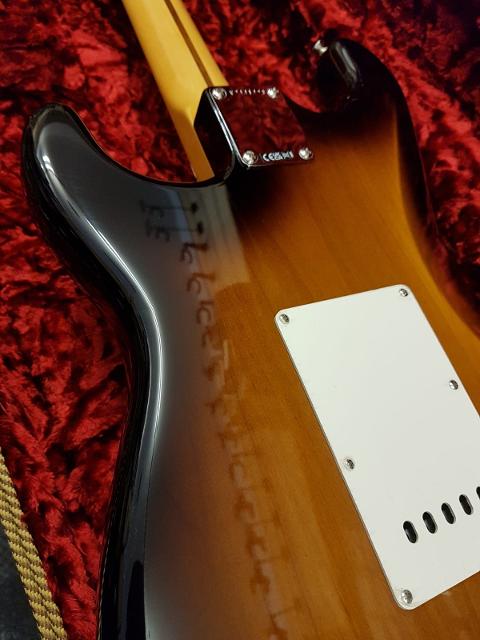 FENDER AMERICAN VINTAGE II 1957 STRATOCASTER MN 2 COLOR SUNBURST
