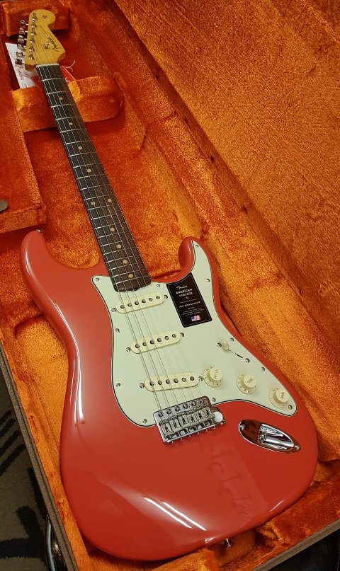 FENDER AMERICAN VINTAGE II 1961 STRATOCASTER FIESTA RED