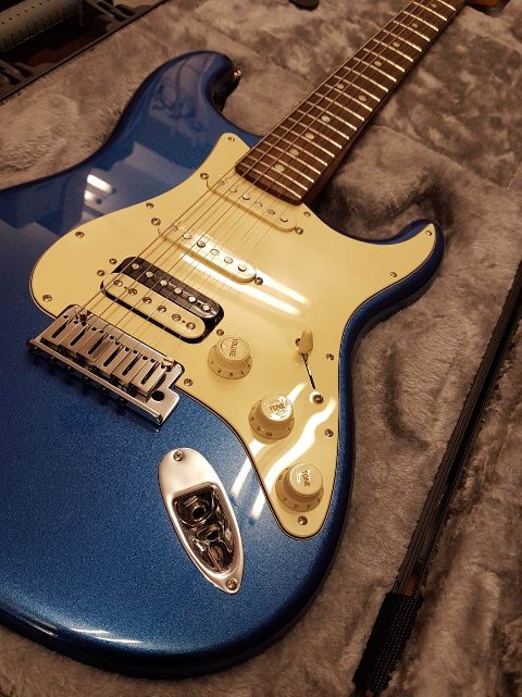 FENDER AMERICAN ULTRA STRATOCASTER HSS COBRA BLUE