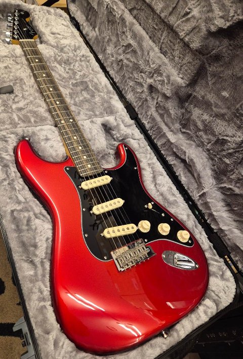 FENDER LIMITED EDITION AMERICAN PROFESSIONAL II STRATOCASTER EB CANDY APPLE RED