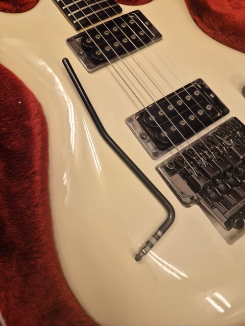 IBANEZ JS1000 WHITE JOE SATRIANI SIGNATURE