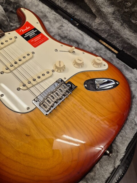FENDER AMERICAN PROFESSIONAL STRATOCASTER RW SIENNA SUNBURST