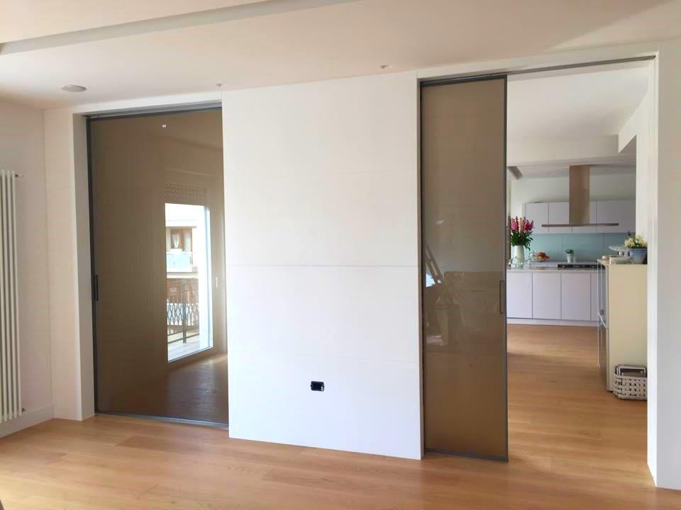 Parete in legno laccata con porte scorrevoli