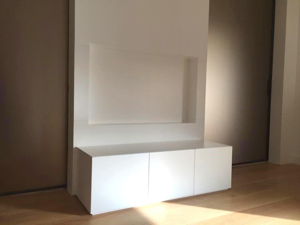 Parete in legno laccata con porte scorrevoli
