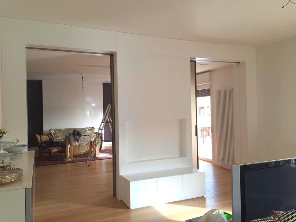 Parete in legno laccata con porte scorrevoli