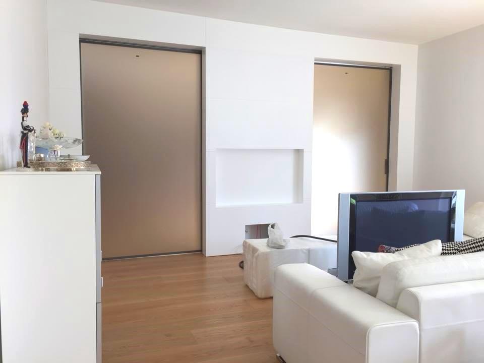 Parete in legno laccata con porte scorrevoli