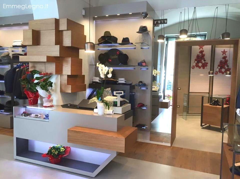 Arredi per per negozio d'Abbigliamento, a Caltagirone