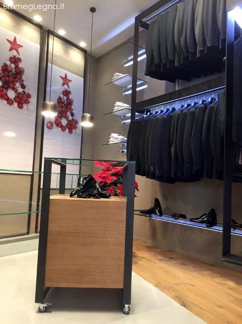 Arredi per per negozio d'Abbigliamento, a Caltagirone