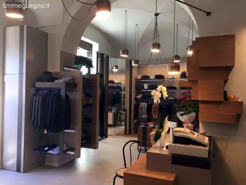 Arredi per per negozio d'Abbigliamento, a Caltagirone