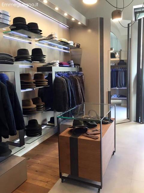 Arredi per per negozio d'Abbigliamento, a Caltagirone