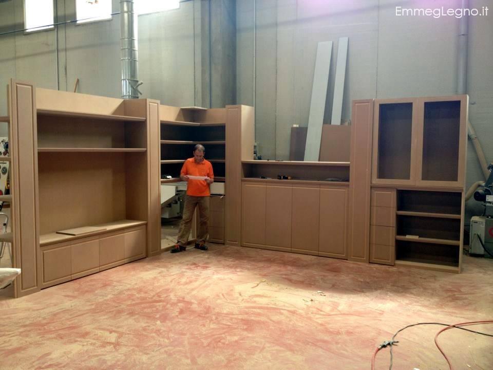 PARETE ATTREZZATA IN LEGNO LISTELLARE LACCATO