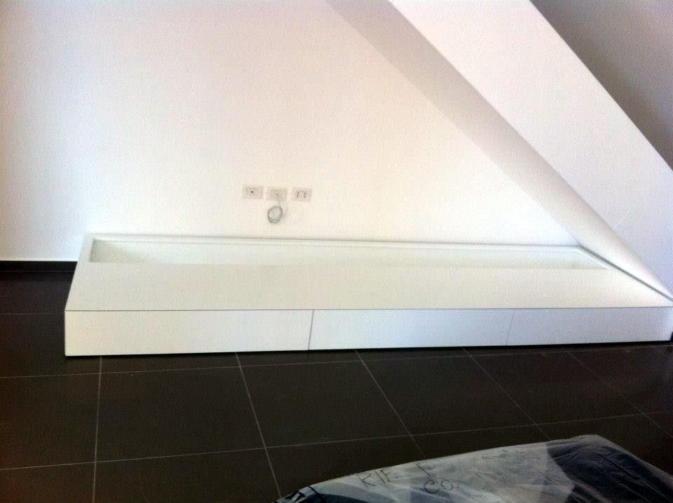 ARREDI FASCIONE IN LEGNO PER SCALA E MOBILE BASSO PER TV LACCATI BIANCHI, COMPLETO DI CASSETTI CON P