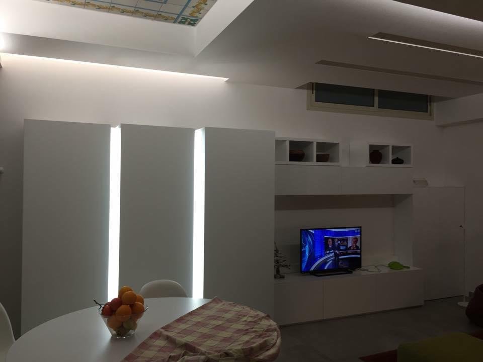 Armadio apertura a spinta, amadio push, con illuminazione e mobile tv