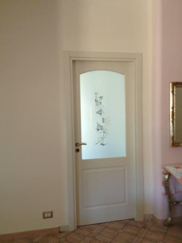PORTA CON DECORAZIONE SU VETRO