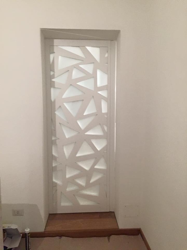 PORTA IN LEGNO E VETRO CON DECORAZIONE A FASCE LUNGO TUTTA LA PORTA