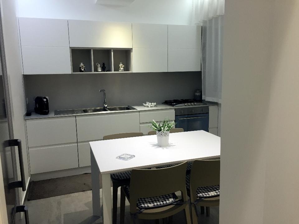CUCINA MODERNA IN FRASSINO LACCATO