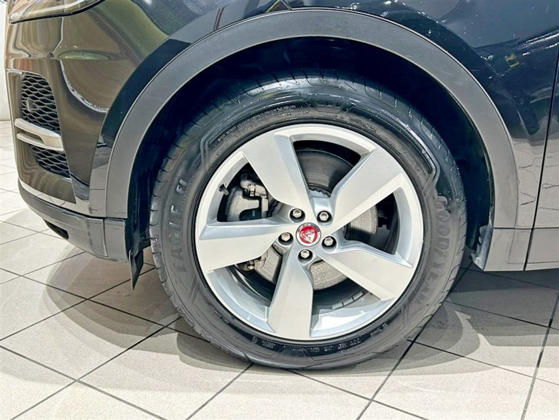 Jaguar E-Pace Elettrica / Benzina