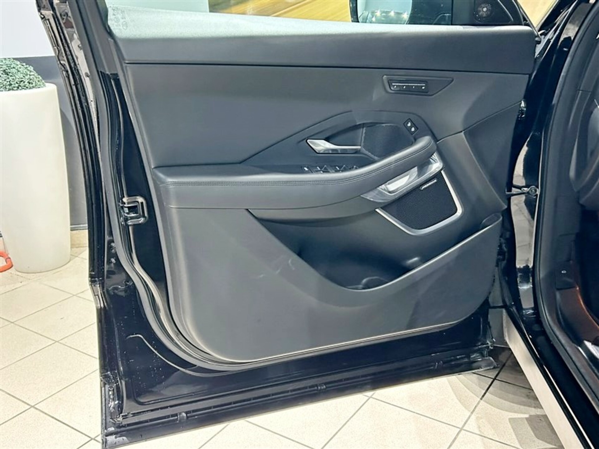 Jaguar E-Pace Elettrica / Benzina