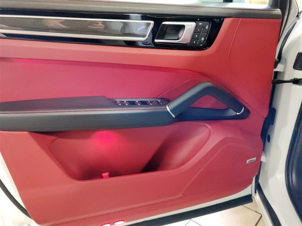 Porsche Cayenne Elettrica / Benzina