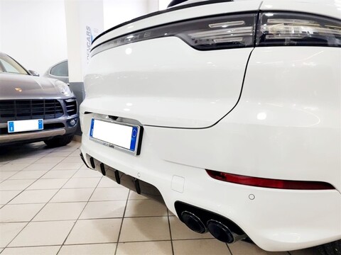 Porsche Cayenne Elettrica / Benzina
