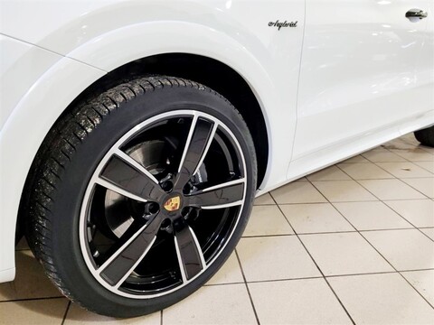 Porsche Cayenne Elettrica / Benzina